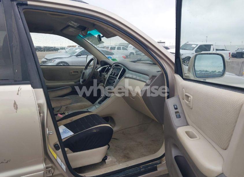 Photo 5 of 2005 Toyota Highlander V6 (VIN JTEEP21A050116449)