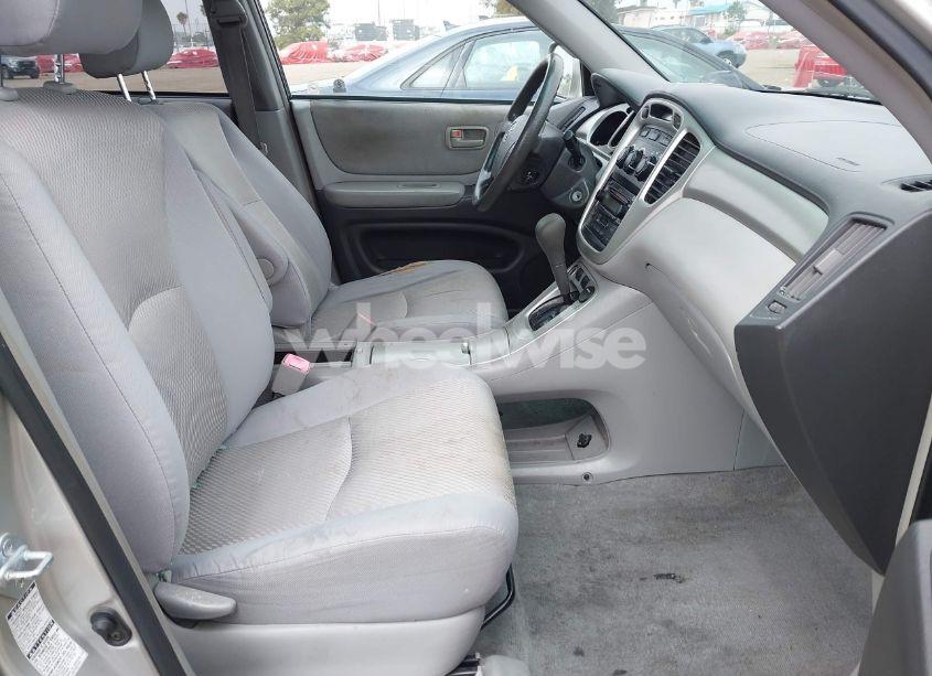 Photo 5 of 2005 Toyota Highlander V6 (VIN JTEEP21A050123515)