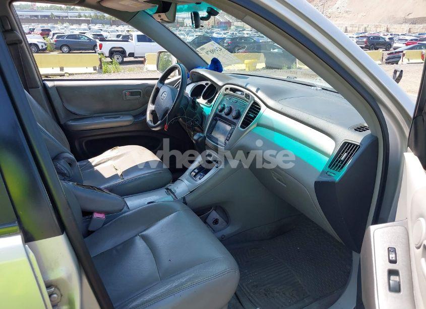 Photo 5 of 2005 Toyota Highlander V6 (VIN JTEEP21A050135194)