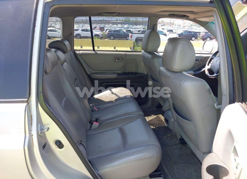 Photo 8 of 2005 Toyota Highlander V6 (VIN JTEEP21A050135194)