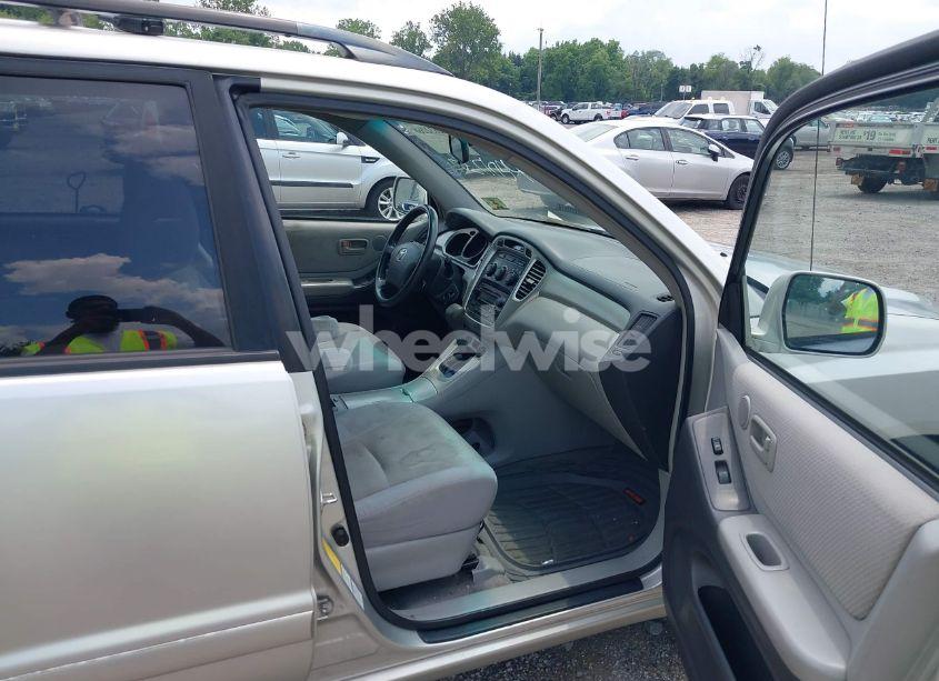 Photo 5 of 2005 Toyota Highlander V6 (VIN JTEEP21A150088886)