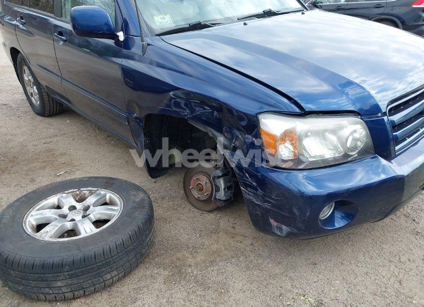 Photo 6 of 2005 Toyota Highlander V6 (VIN JTEEP21A150107517)