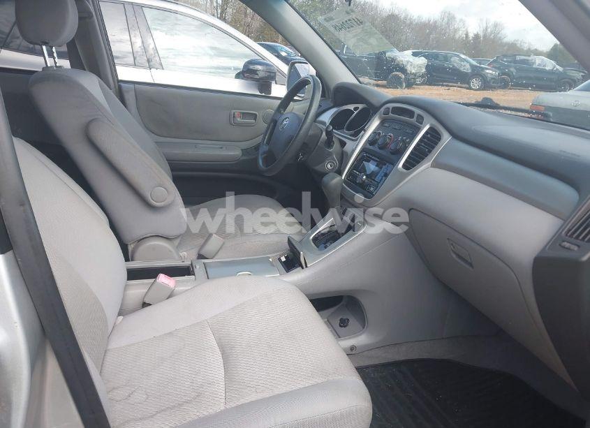 Photo 5 of 2005 Toyota Highlander V6 (VIN JTEEP21A150134006)