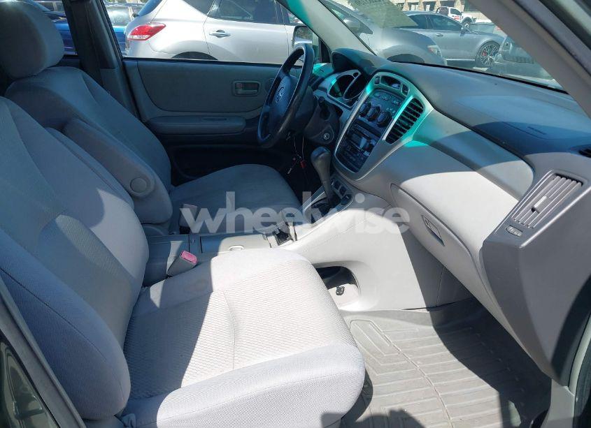 Photo 5 of 2005 Toyota Highlander V6 (VIN JTEEP21A550082010)