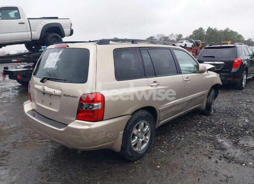Photo 4 of 2005 Toyota Highlander V6 (VIN JTEEP21A650075969)