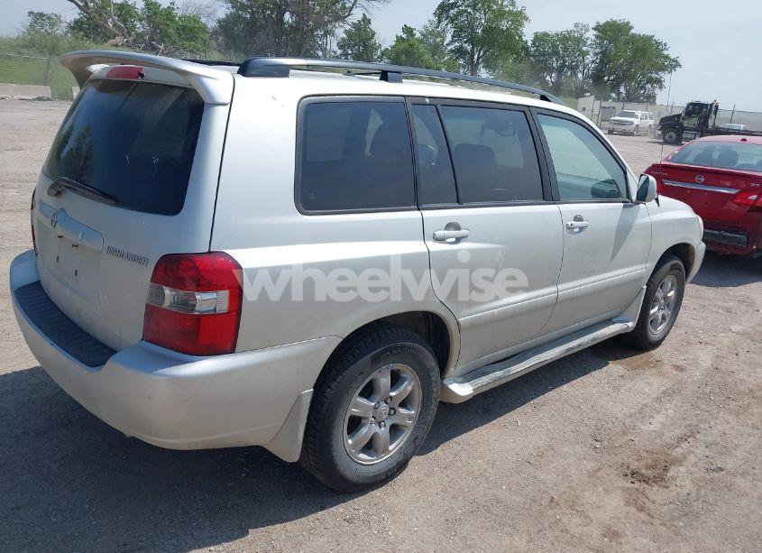 Photo 4 of 2005 Toyota Highlander V6 (VIN JTEEP21A650078502)