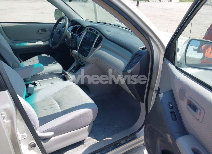 Photo 5 of 2005 Toyota Highlander V6 (VIN JTEEP21A650078502)