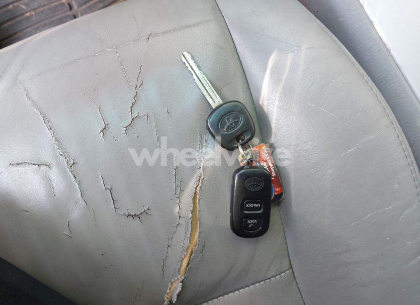 Photo 11 of 2005 Toyota Highlander V6 (VIN JTEEP21A750124824)