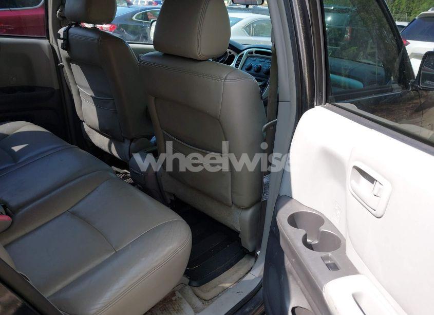 Photo 8 of 2005 Toyota Highlander V6 (VIN JTEEP21A750124824)