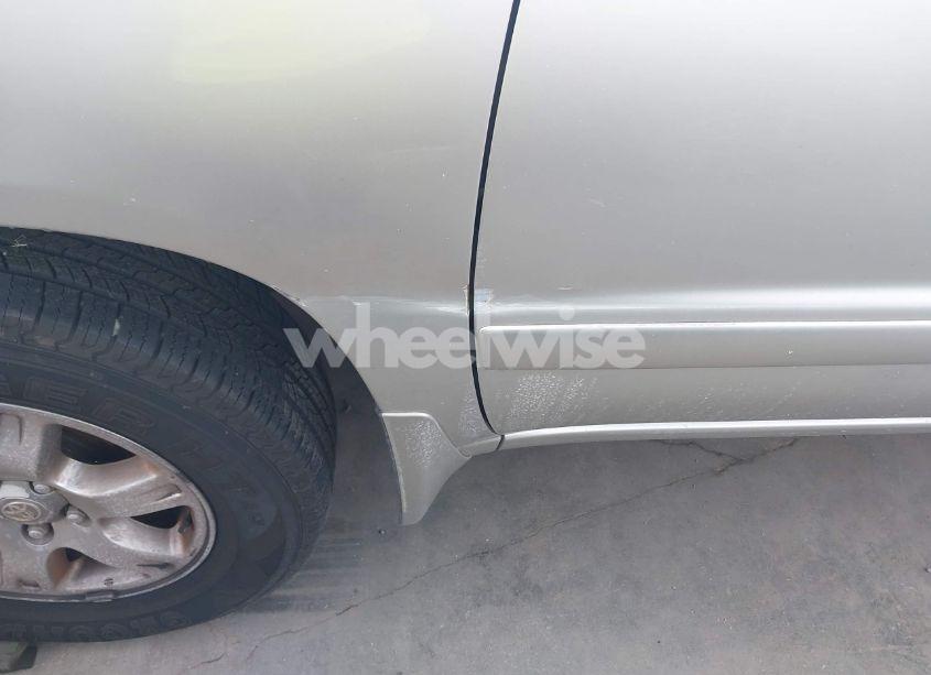 Photo 6 of 2005 Toyota Highlander V6 (VIN JTEEP21AX50093942)