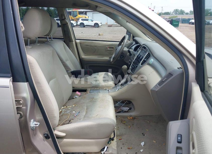 Photo 5 of 2005 Toyota Highlander (VIN JTEGD21A150106434)