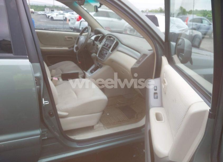 Photo 5 of 2005 Toyota Highlander (VIN JTEGD21A550123155)