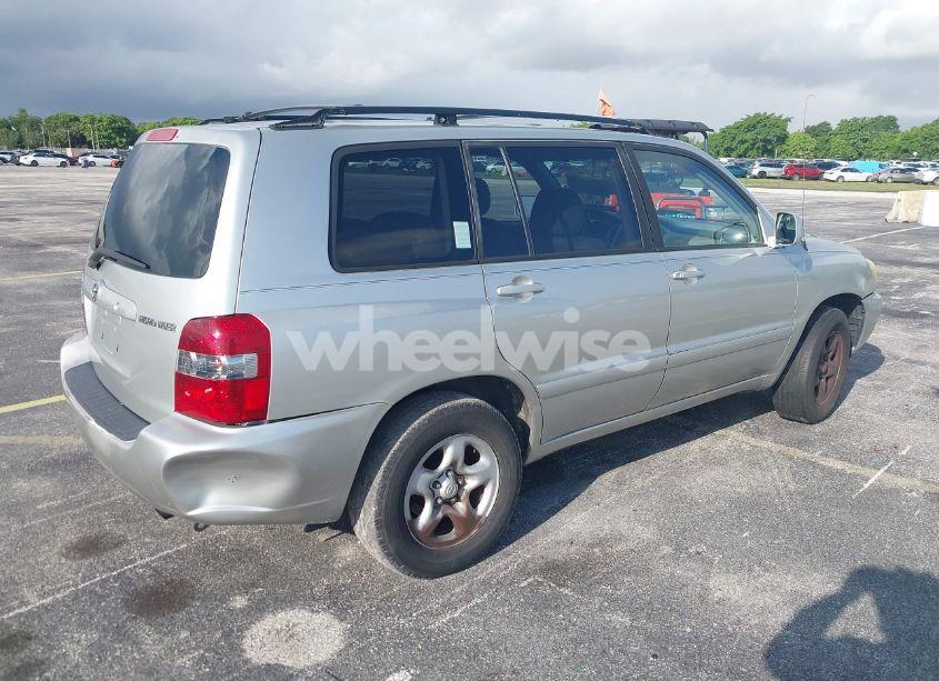 Photo 4 of 2005 Toyota Highlander (VIN JTEGD21A950106052)