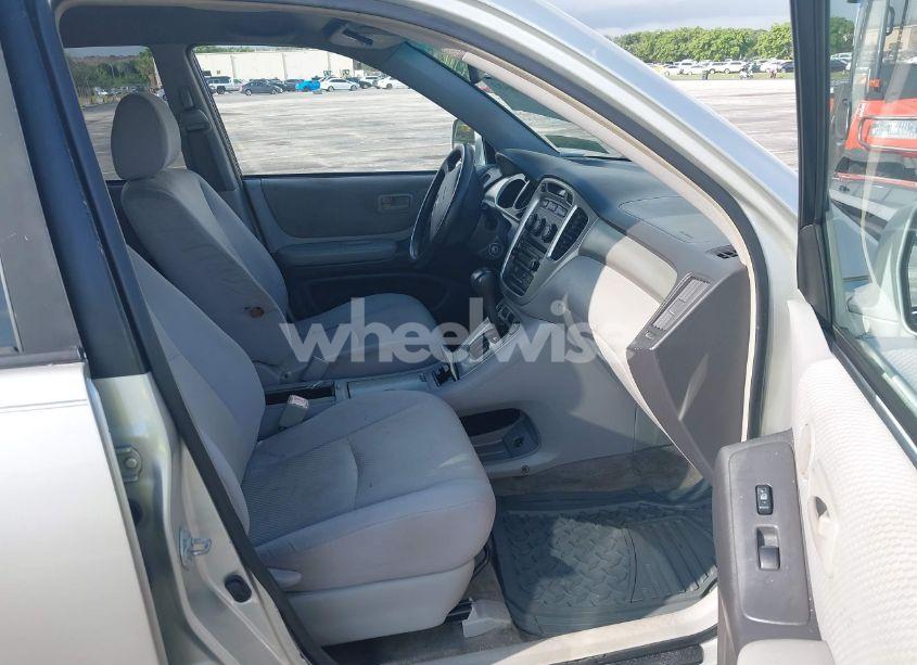 Photo 5 of 2005 Toyota Highlander (VIN JTEGD21A950106052)