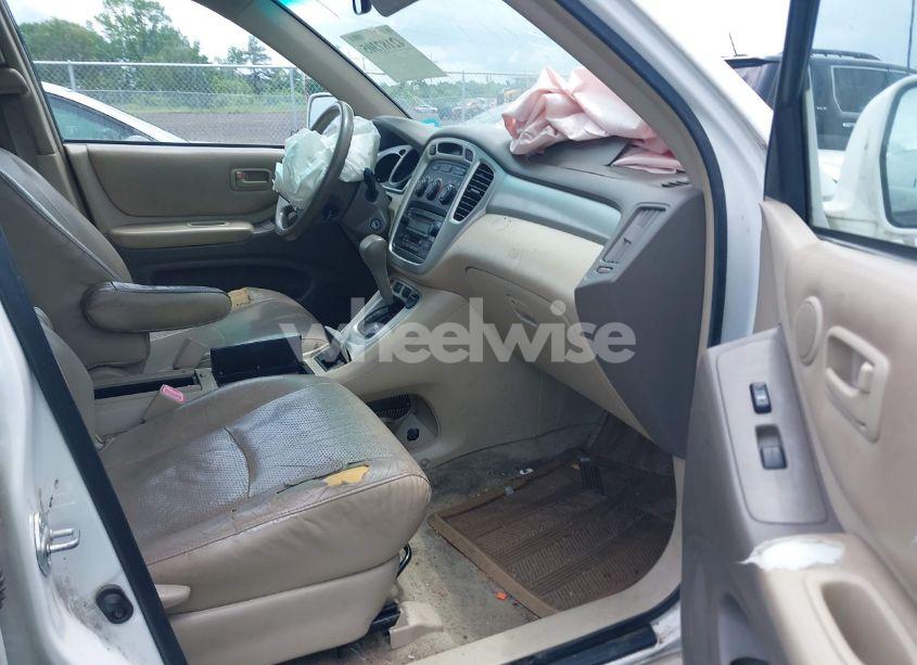 Photo 5 of 2005 Toyota Highlander V6 (VIN JTEGP21AX50084893)