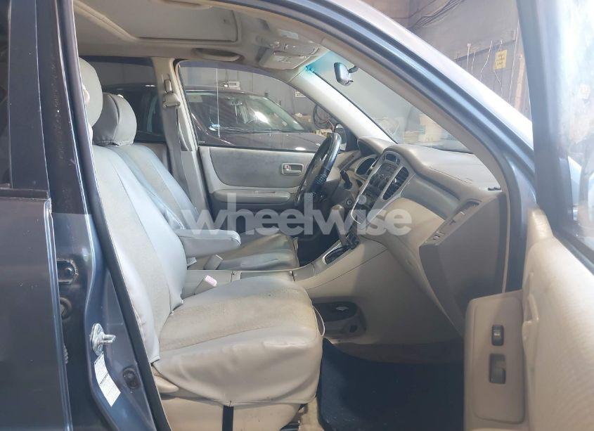 Photo 5 of 2005 Toyota Highlander (VIN JTEHD21A750037818)