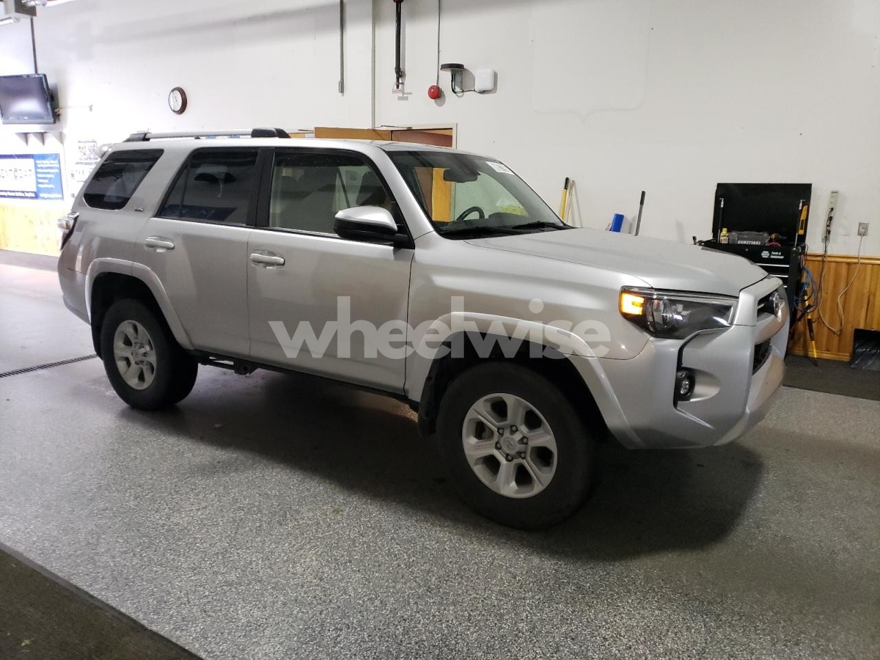 Photo 4 of 2021 TOYOTA 4RUNNER SR5/SR5 PREMIUM (VIN JTEMU5JR4M5906513)