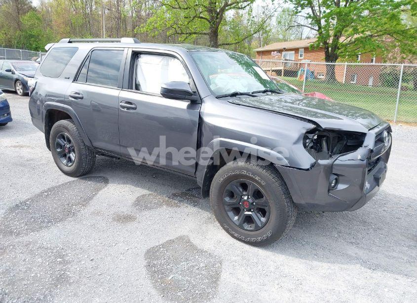 2021 Toyota 4runner SR5 (VIN JTEMU5JR8M5855842) main photo