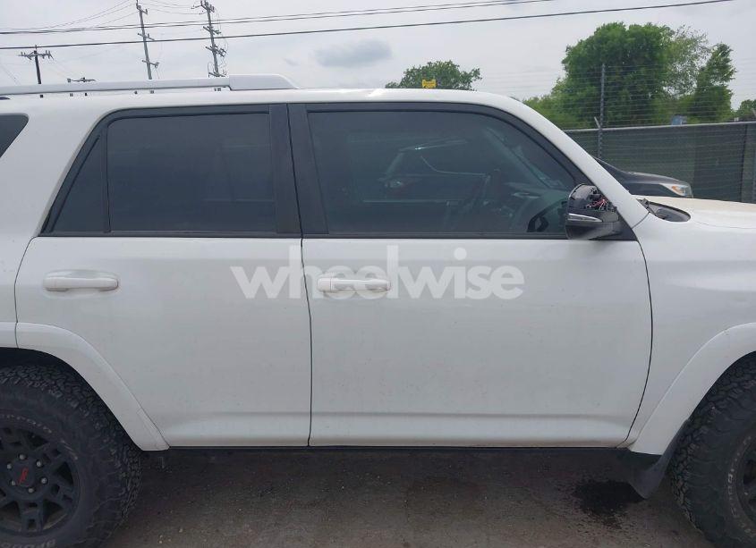 Photo 13 of 2018 Toyota 4runner SR5 PREMIUM (VIN JTEZU5JR7J5168577)