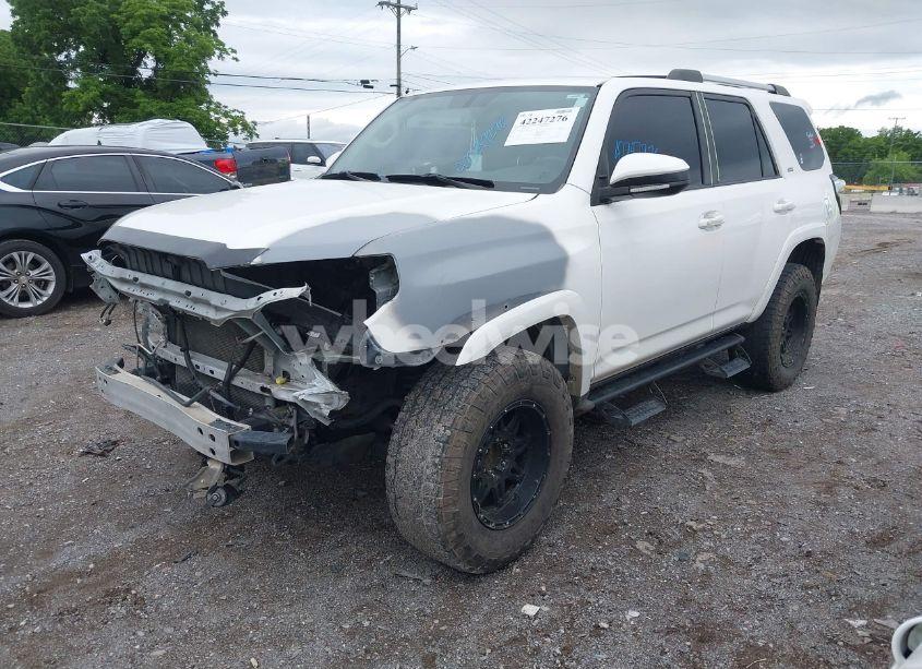 Photo 2 of 2018 Toyota 4runner SR5 (VIN JTEZU5JR8J5187543)
