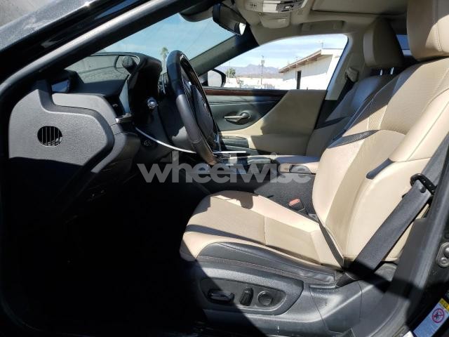 Photo 2 of 2019 LEXUS ES 300H (VIN JTHB21B13K2025219)