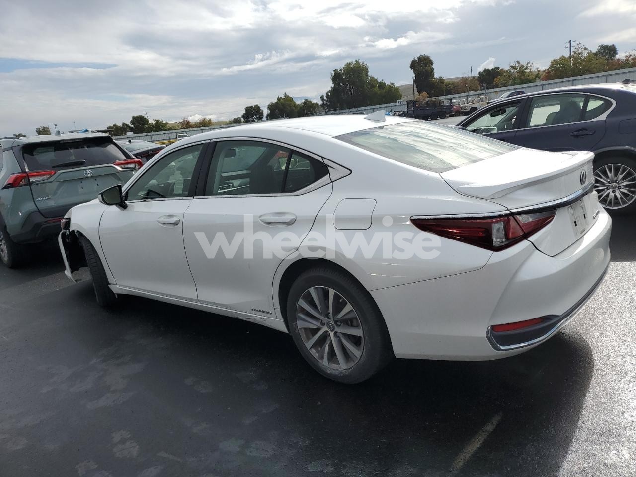Photo 2 of 2019 LEXUS ES 300H (VIN JTHB21B19K2017917)