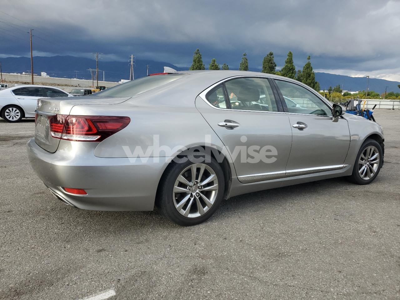 Photo 3 of 2016 LEXUS LS 460 (VIN JTHBL5EFXG5140997)