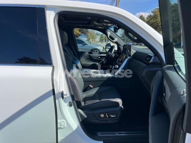 Photo 2 of 2022 LEXUS LX 600 BASE N/A (VIN JTJMB7CX5N4010338)