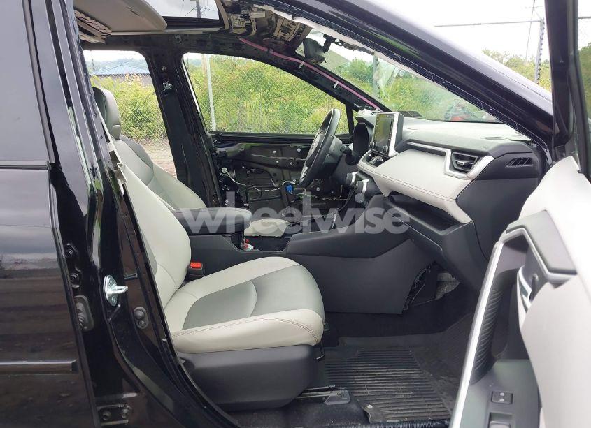 Photo 5 of 2021 Toyota Rav4 XLE PREMIUM (VIN JTMA1RFV8MD069137)