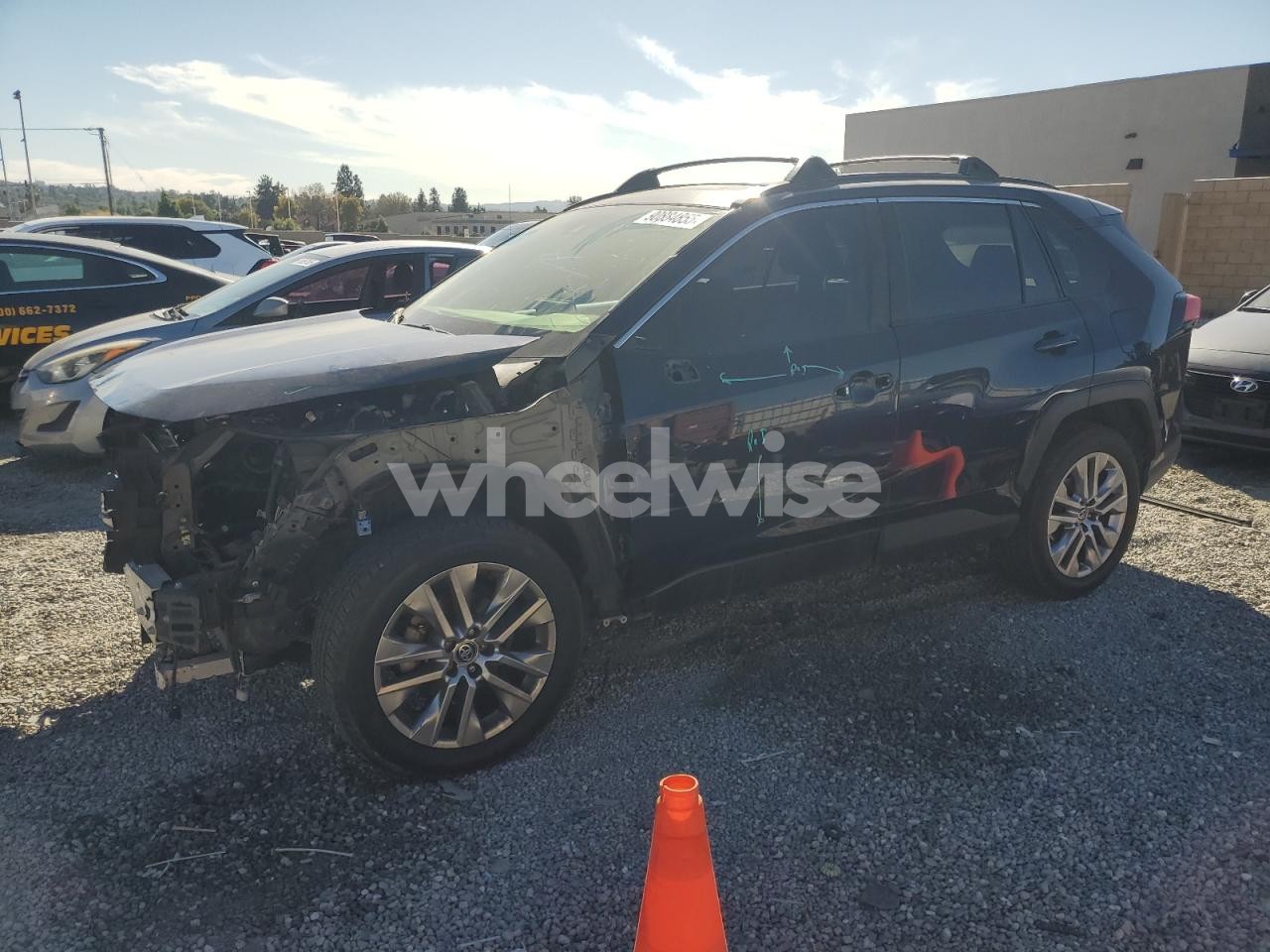 2020 TOYOTA RAV4 XLE PREMIUM (VIN JTMA1RFVXLD051074) main photo