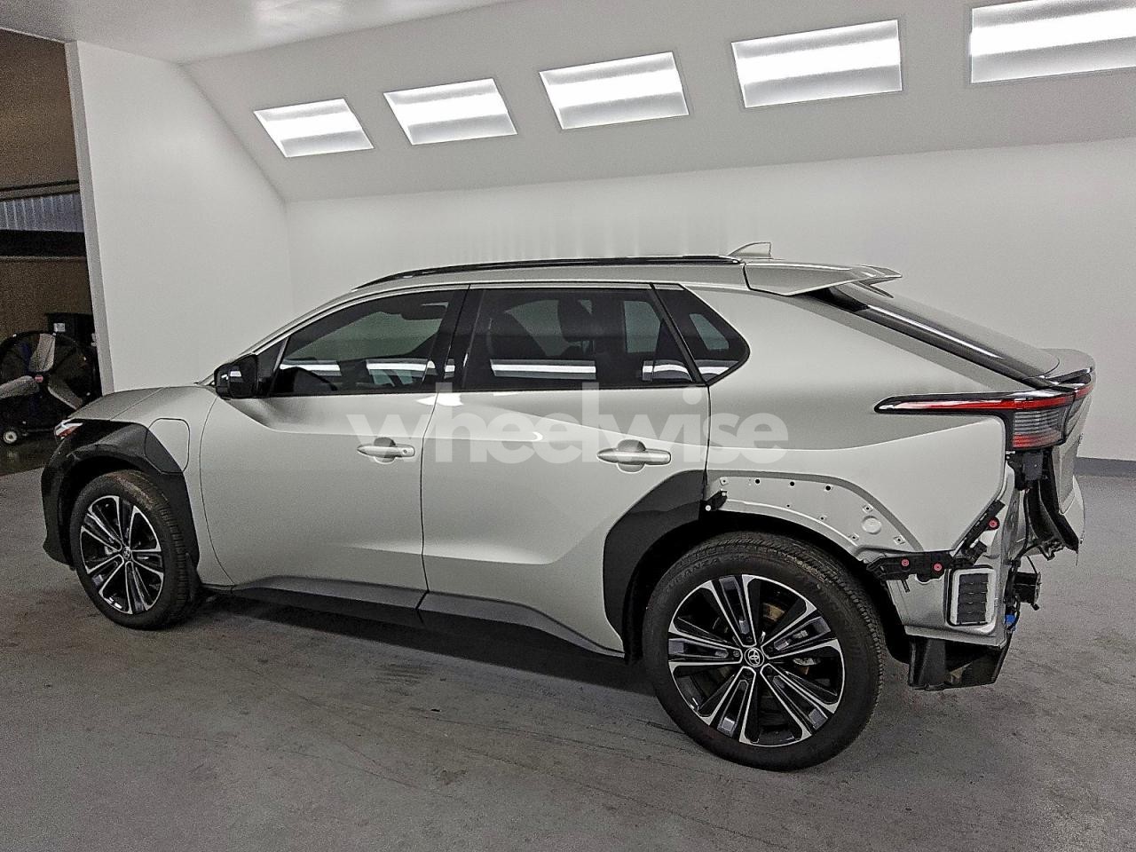 Photo 2 of 2024 TOYOTA BZ4X XLE (VIN JTMAAAAA0RA045736)