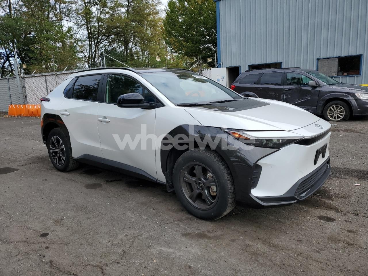 Photo 4 of 2024 TOYOTA BZ4X XLE (VIN JTMABACA1RA072051)