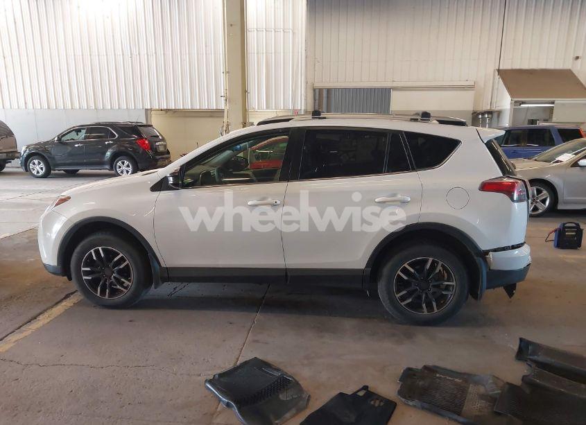 Photo 14 of 2016 Toyota Rav4 LE (VIN JTMBFREV0GJ104556)