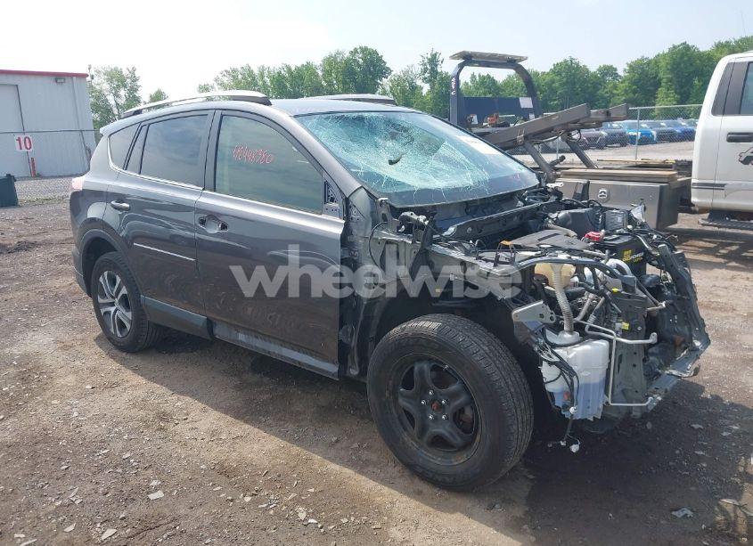 2018 Toyota Rav4 LE (VIN JTMBFREV3JJ194194) main photo