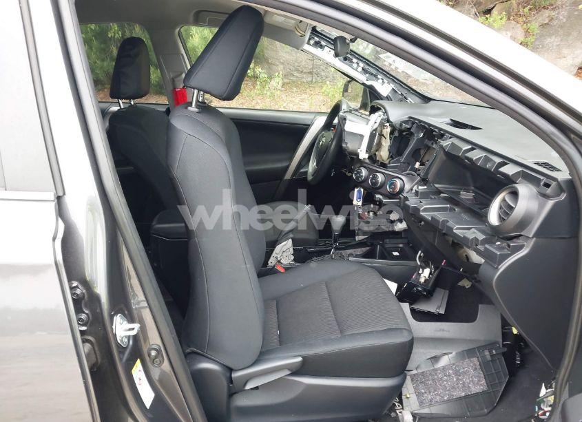 Photo 5 of 2018 Toyota Rav4 LE (VIN JTMBFREV5JJ726531)