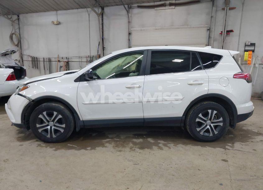 Photo 14 of 2018 Toyota Rav4 LE (VIN JTMBFREV7JJ207951)