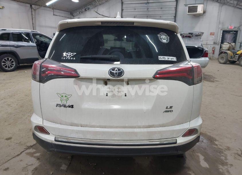 Photo 16 of 2018 Toyota Rav4 LE (VIN JTMBFREV7JJ207951)