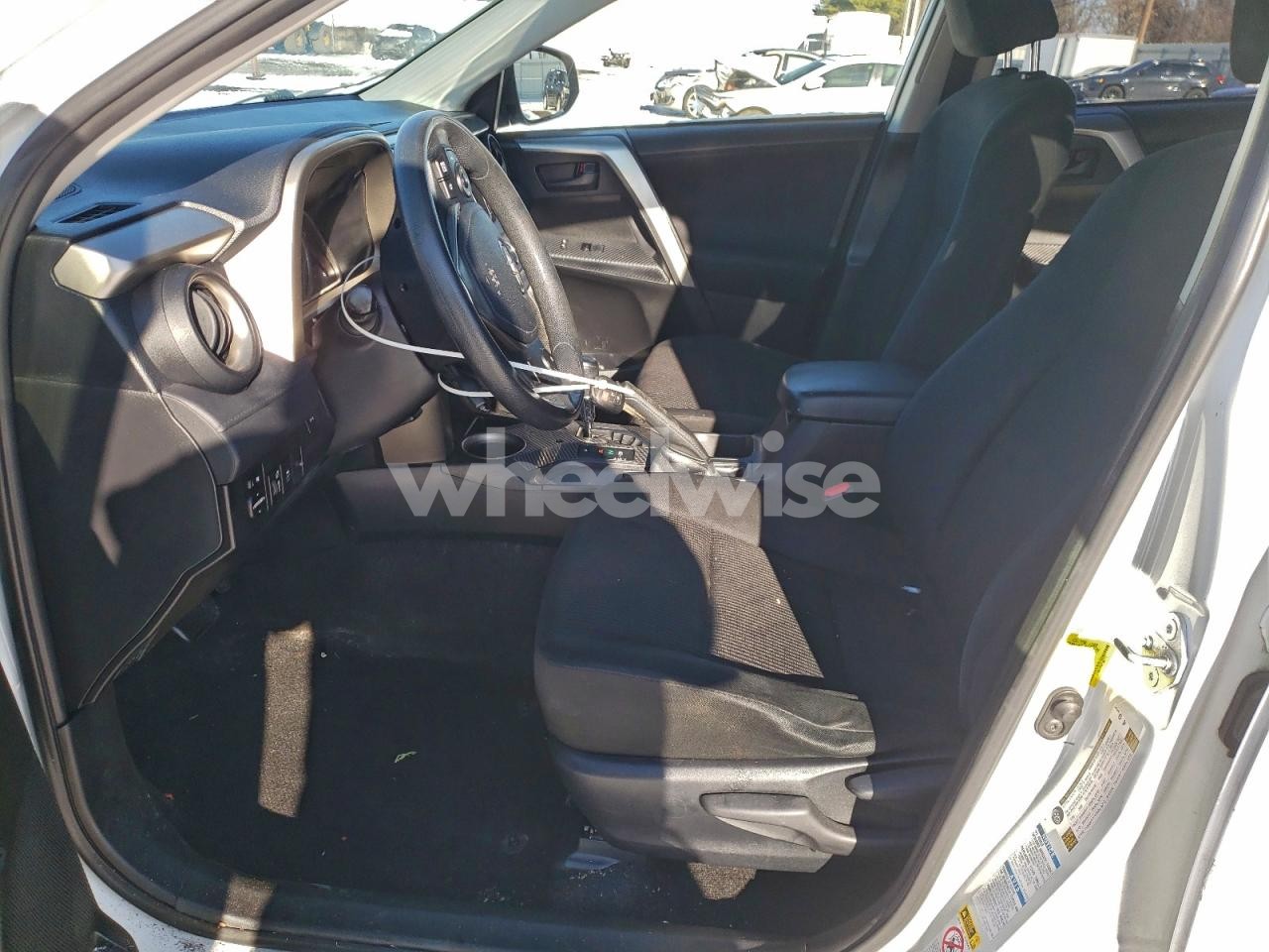 Photo 7 of 2015 TOYOTA RAV4 LE (VIN JTMBFREV9FJ047112)