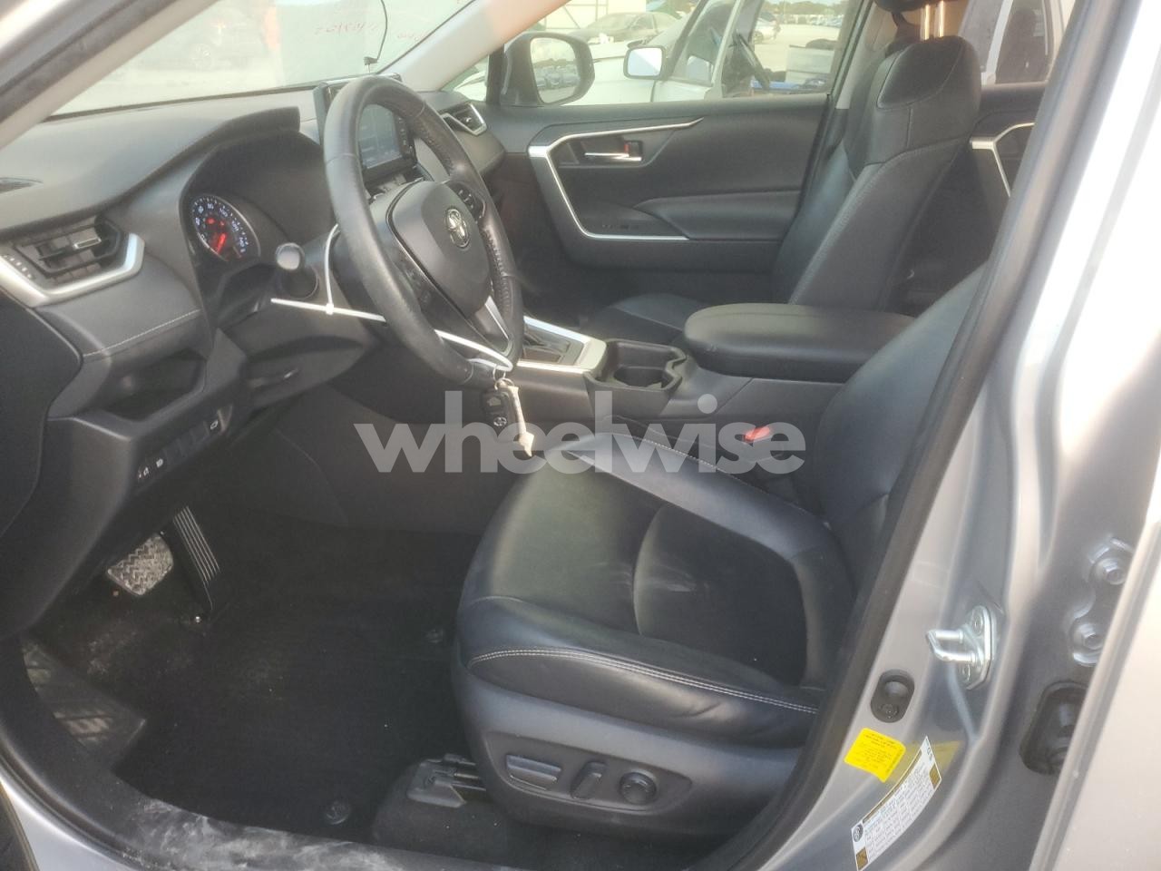 Photo 7 of 2019 TOYOTA RAV4 XLE PREMIUM (VIN JTMC1RFV6KD036174)