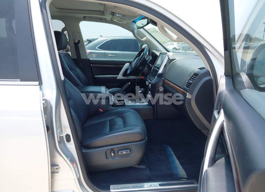 Photo 5 of 2016 Toyota Land CRUISER V8 (VIN JTMCY7AJ3G4036869)