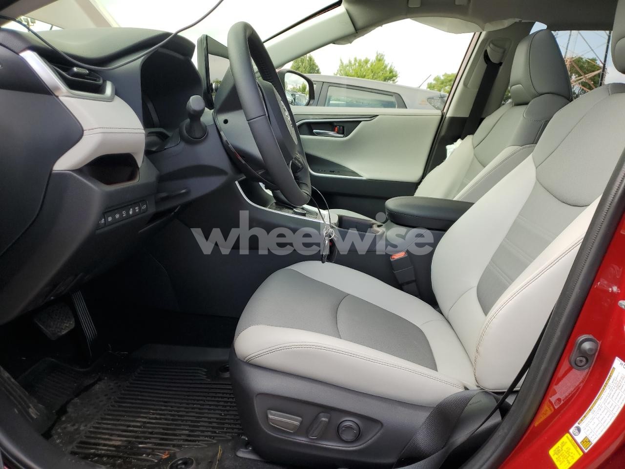 Photo 7 of 2025 TOYOTA RAV4 LIMITED (VIN JTMN1RFV6SD114624)