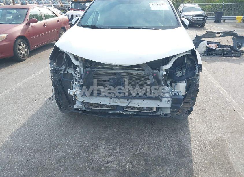 Photo 6 of 2016 Toyota Rav4 SE (VIN JTMNFREVXGJ078772)