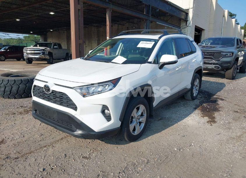 Photo 2 of 2019 Toyota Rav4 XLE (VIN JTMP1RFV0KD020442)