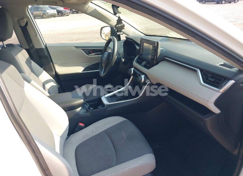 Photo 5 of 2019 Toyota Rav4 XLE (VIN JTMP1RFV0KD020442)