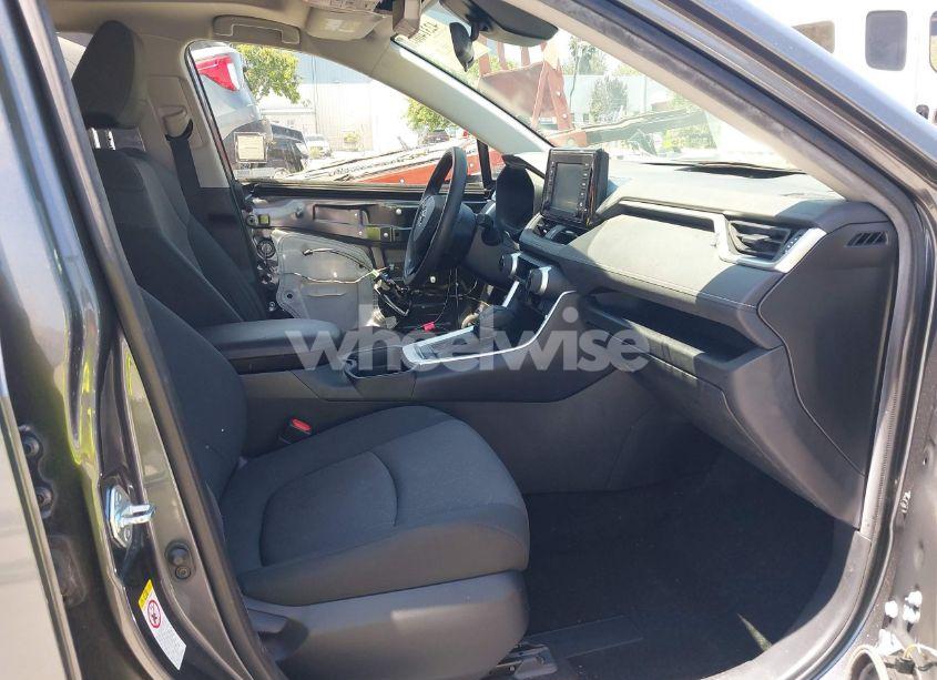 Photo 5 of 2019 Toyota Rav4 XLE (VIN JTMP1RFV0KD510962)