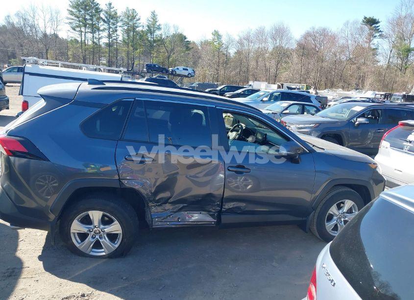 Photo 13 of 2019 Toyota Rav4 XLE (VIN JTMP1RFV0KD524246)