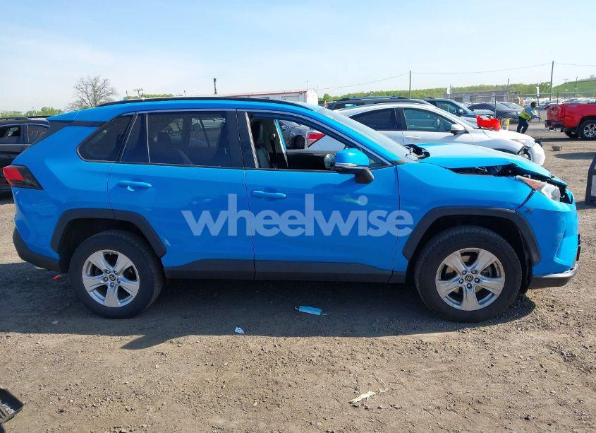 Photo 13 of 2019 Toyota Rav4 XLE (VIN JTMP1RFV0KJ004470)
