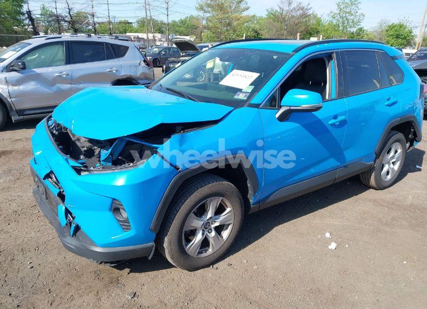 Photo 2 of 2019 Toyota Rav4 XLE (VIN JTMP1RFV0KJ004470)