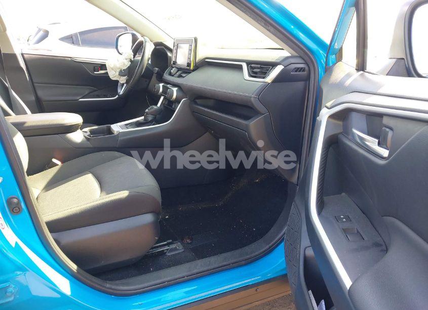 Photo 5 of 2019 Toyota Rav4 XLE (VIN JTMP1RFV0KJ004470)