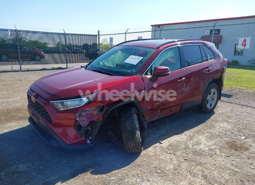 Photo 2 of 2019 Toyota Rav4 XLE (VIN JTMP1RFV1KD521730)